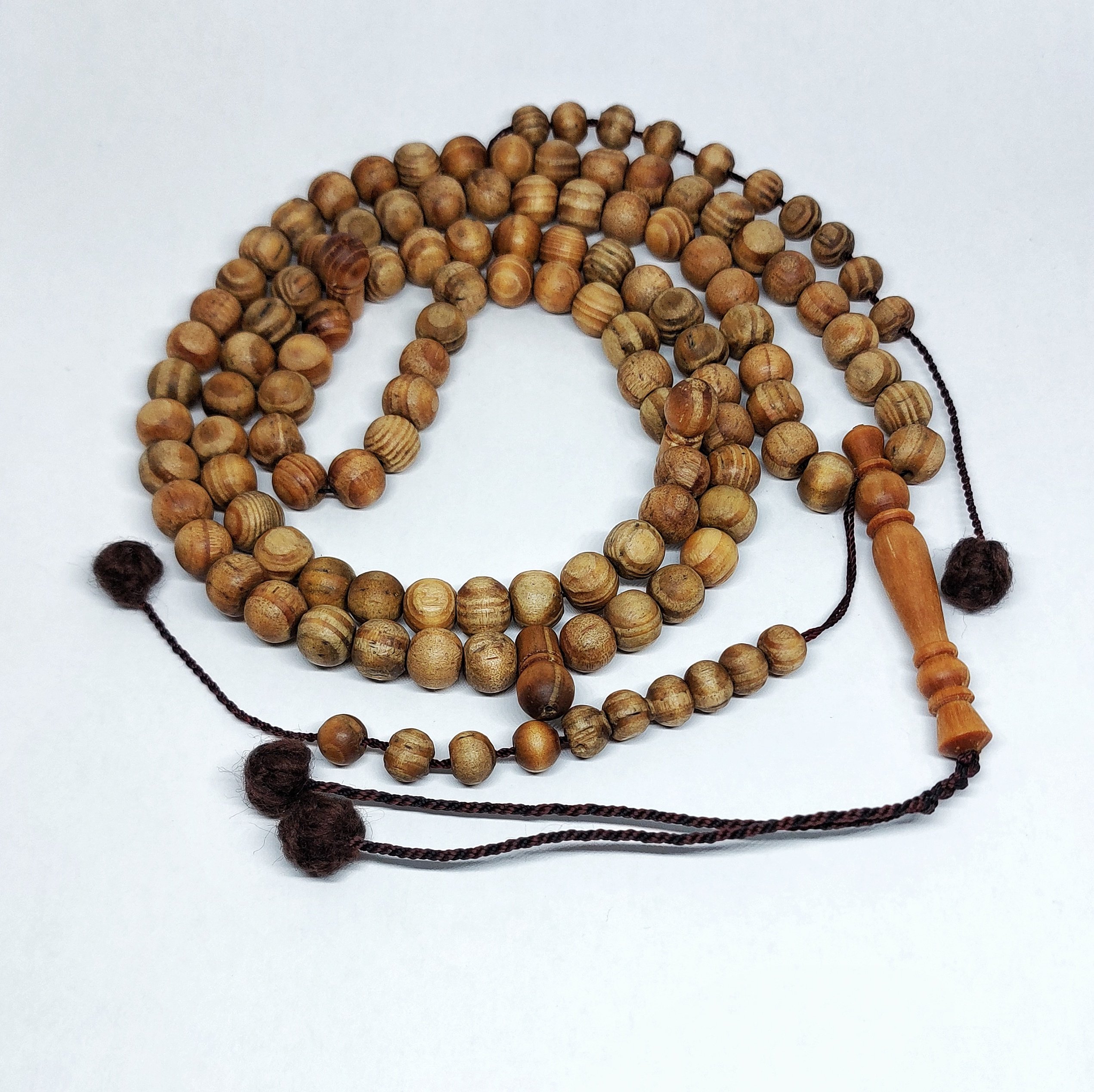 سبحة طويلة من خشب العود الهندي الطبيعي 