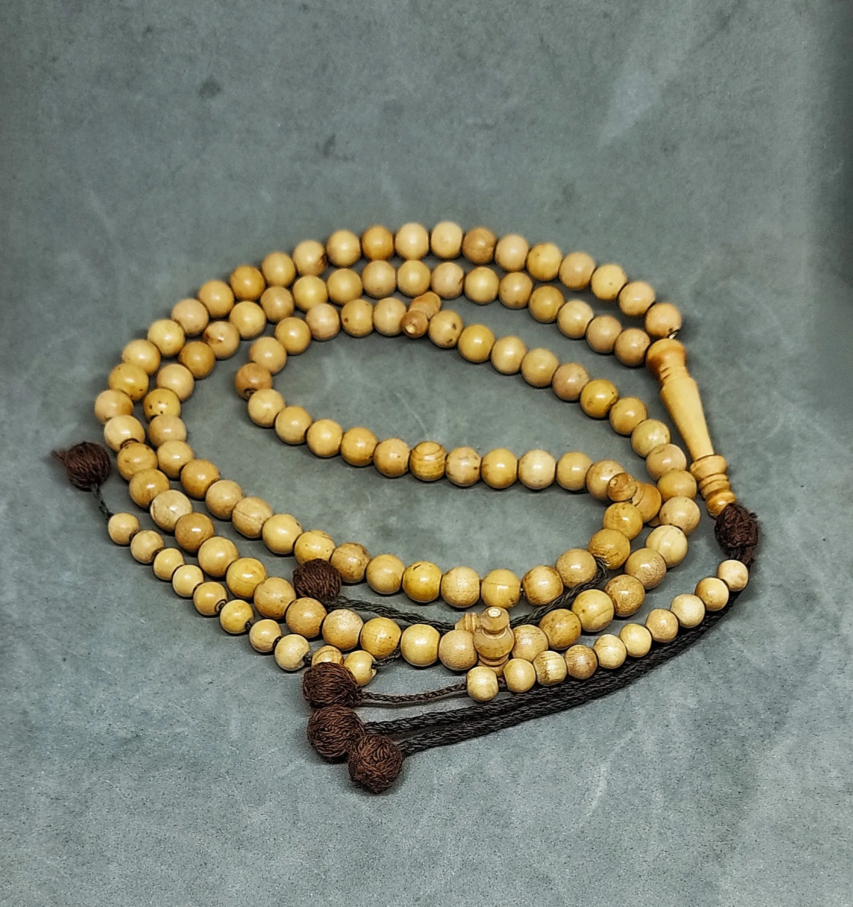 سبحة طويلة من خشب الصندل
