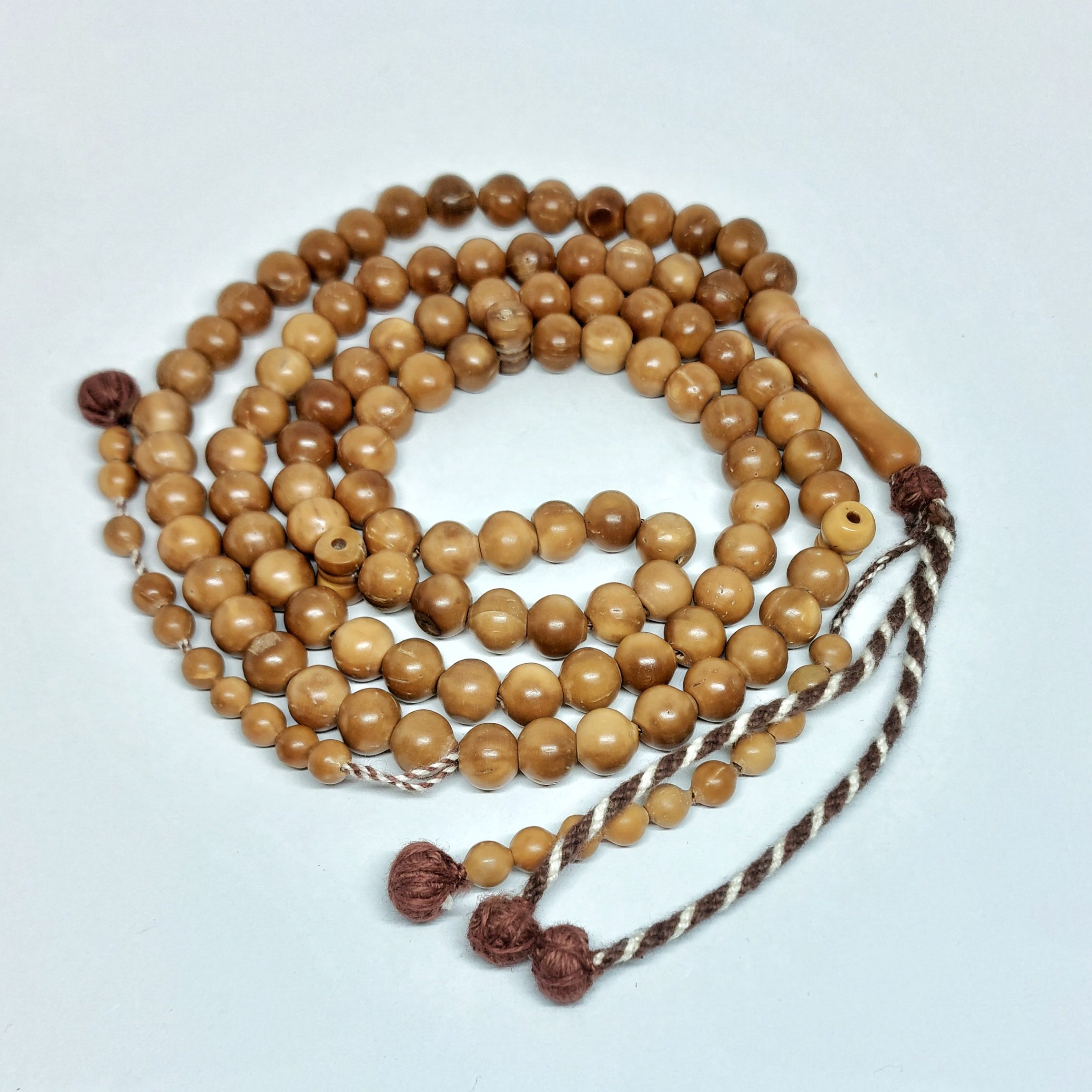 سبحة طويلة من خشب الكوك